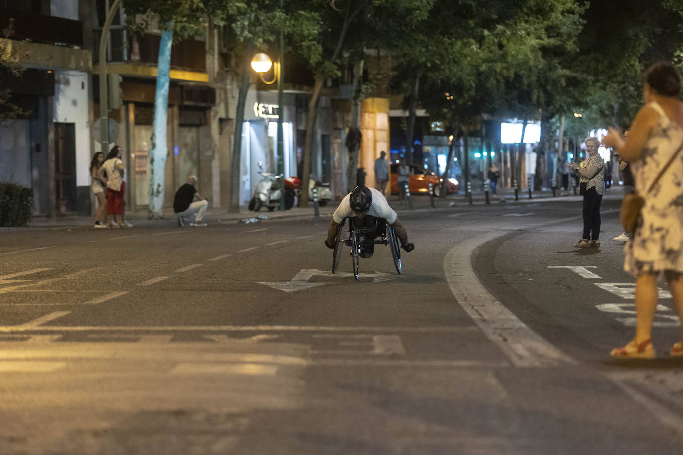 Miles de corredores participan en la Carrera Nocturna de Sevilla 2023