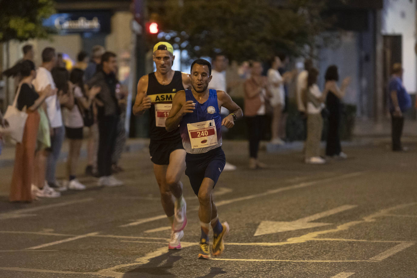 Miles de corredores participan en la Carrera Nocturna de Sevilla 2023