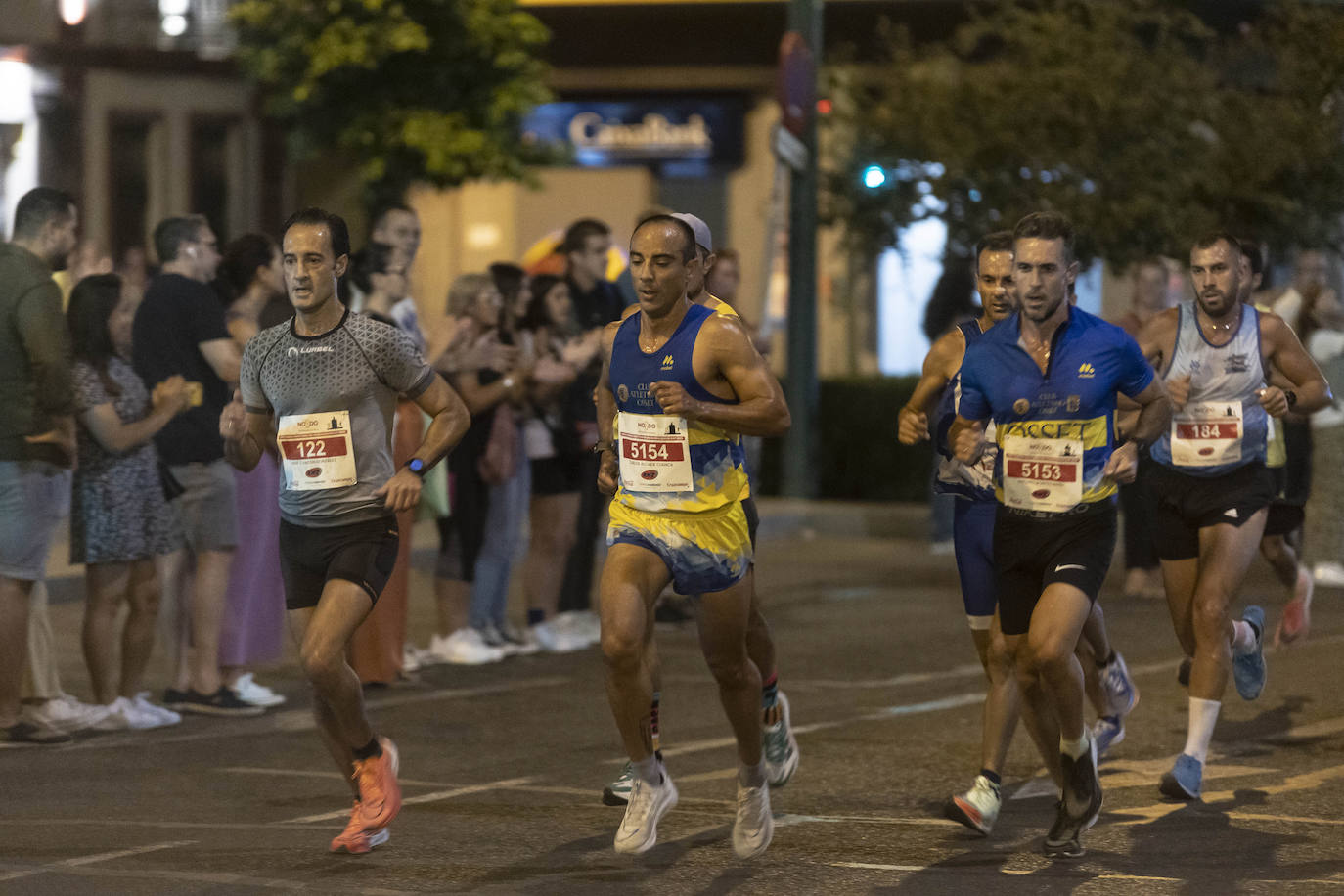 Miles de corredores participan en la Carrera Nocturna de Sevilla 2023