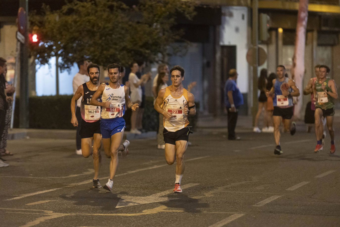 Miles de corredores participan en la Carrera Nocturna de Sevilla 2023
