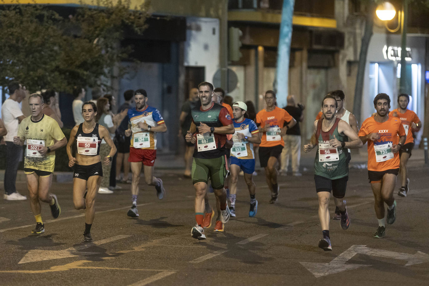 Miles de corredores participan en la Carrera Nocturna de Sevilla 2023