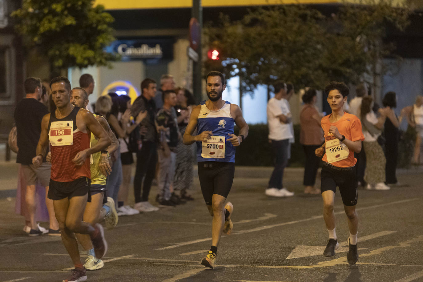 Miles de corredores participan en la Carrera Nocturna de Sevilla 2023