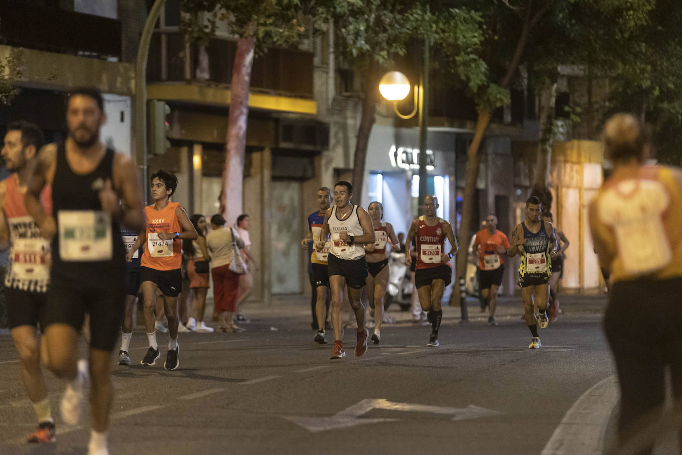 Miles de corredores participan en la Carrera Nocturna de Sevilla 2023