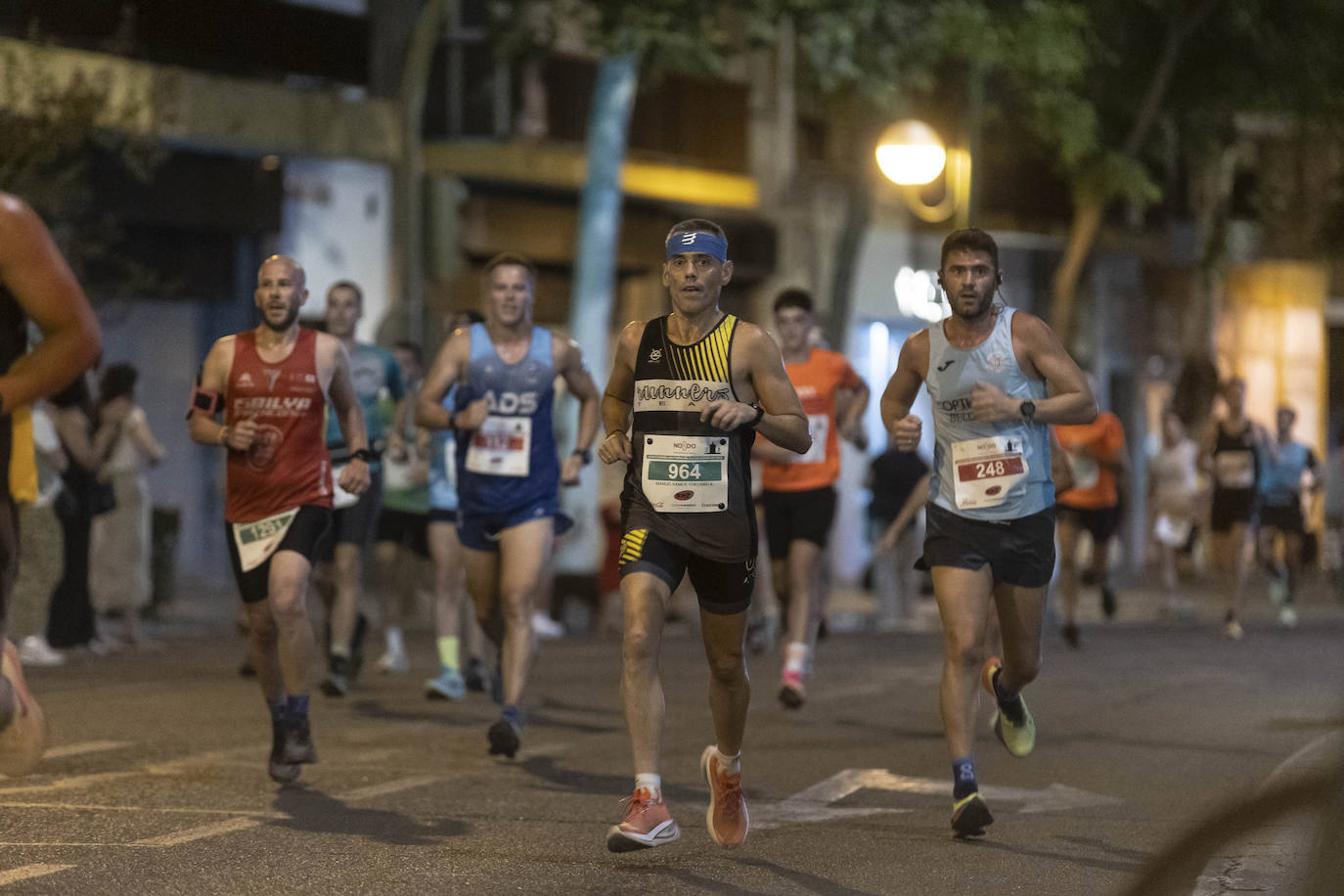 Miles de corredores participan en la Carrera Nocturna de Sevilla 2023