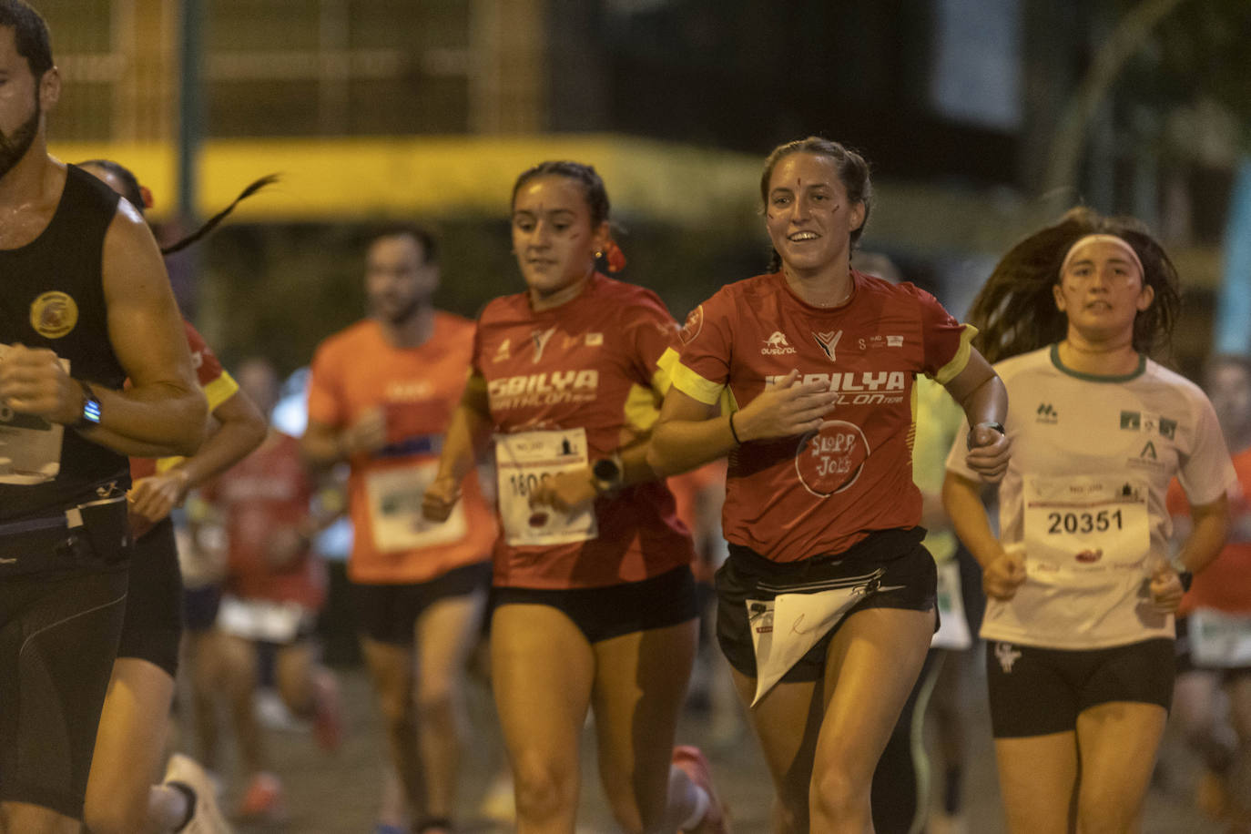 Miles de corredores participan en la Carrera Nocturna de Sevilla 2023