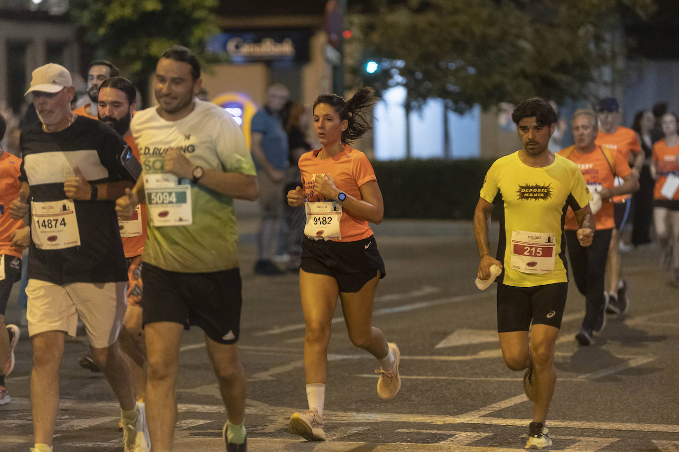Miles de corredores participan en la Carrera Nocturna de Sevilla 2023