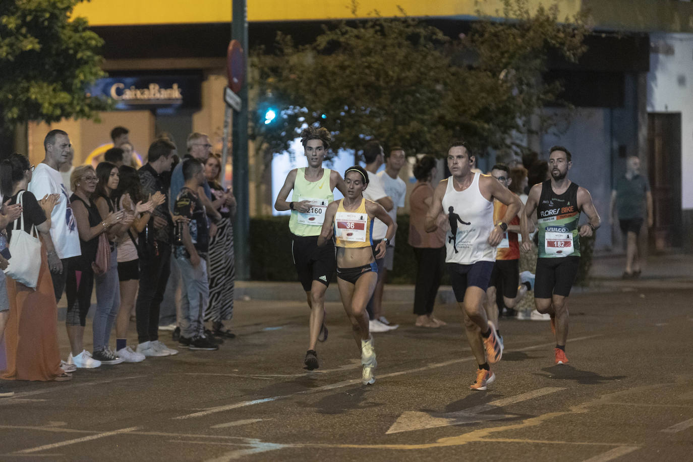 Miles de corredores participan en la Carrera Nocturna de Sevilla 2023