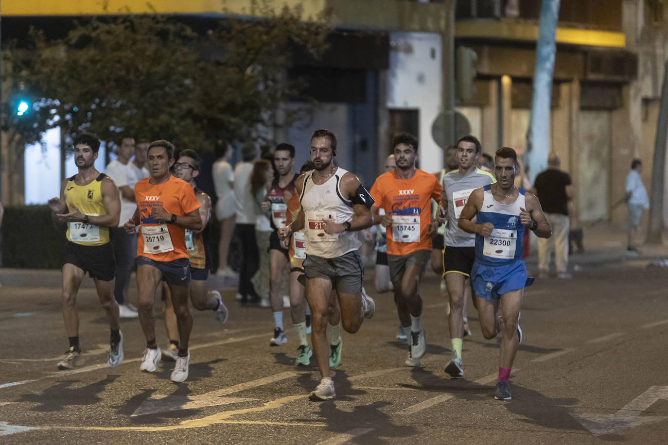 Miles de corredores participan en la Carrera Nocturna de Sevilla 2023