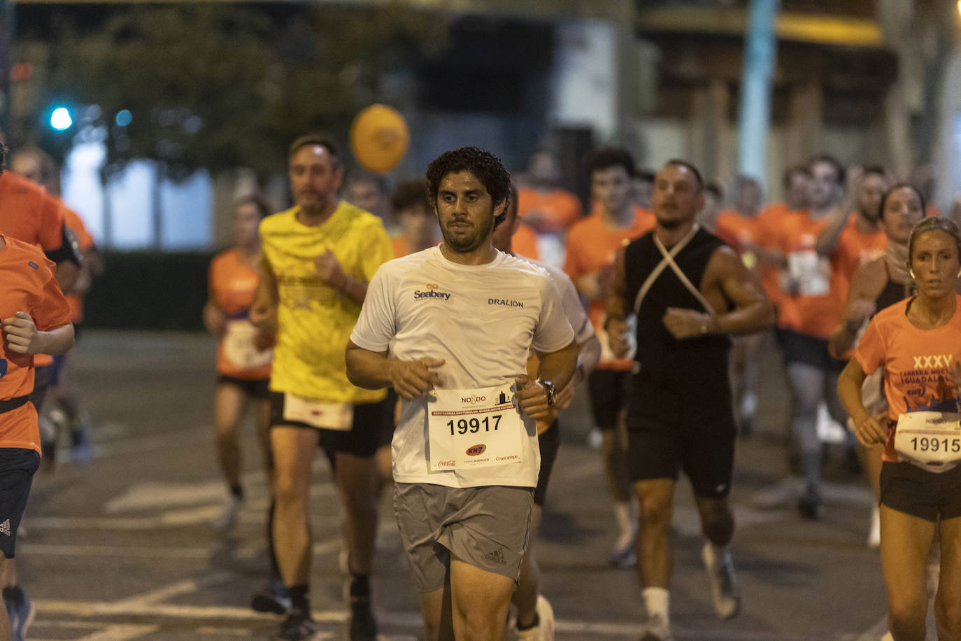 Miles de corredores participan en la Carrera Nocturna de Sevilla 2023