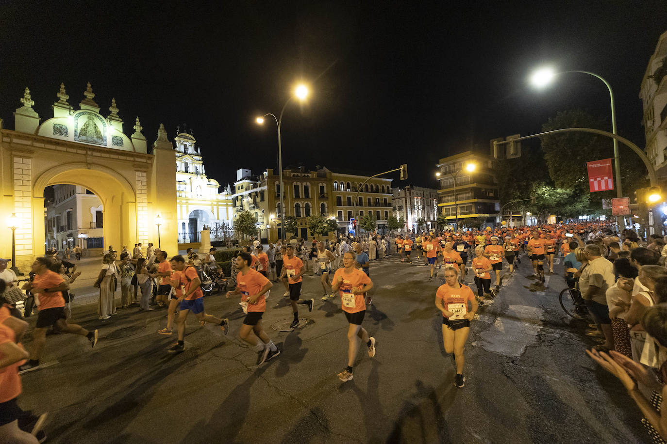 Miles de corredores participan en la Carrera Nocturna de Sevilla 2023