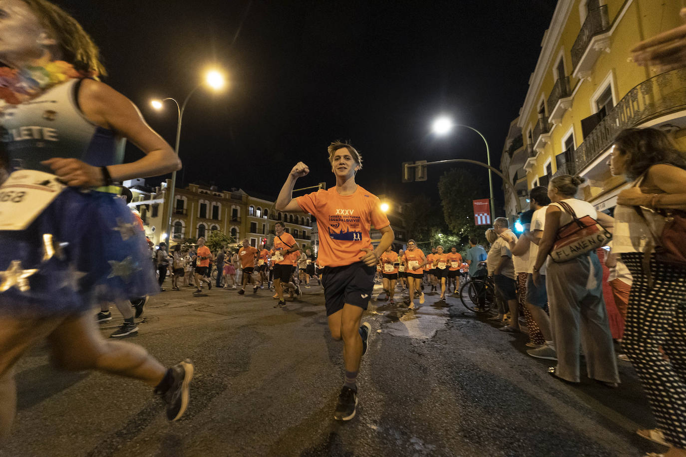 Miles de corredores participan en la Carrera Nocturna de Sevilla 2023