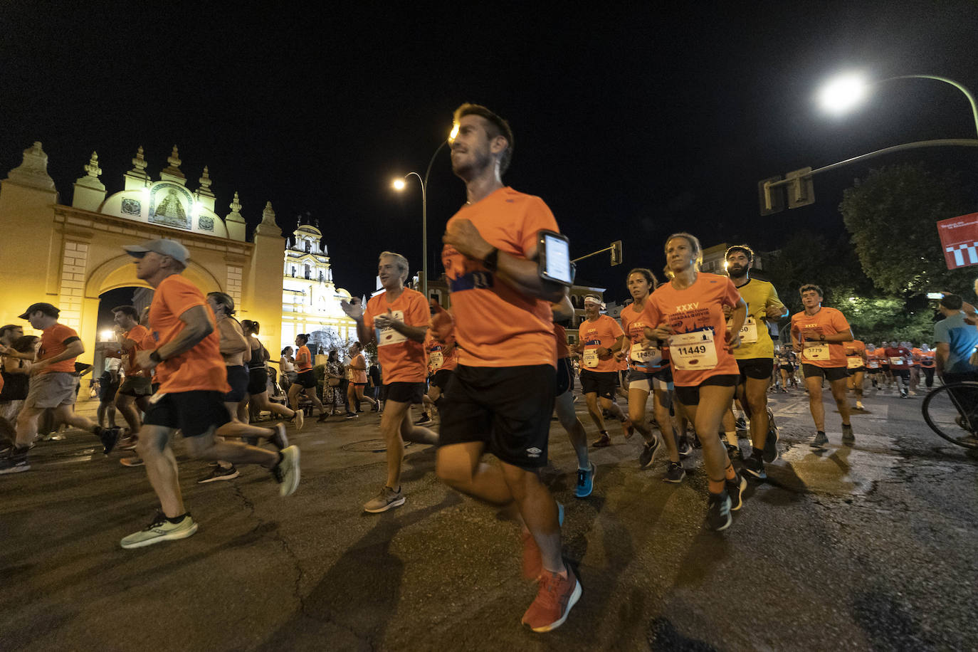 Miles de corredores participan en la Carrera Nocturna de Sevilla 2023