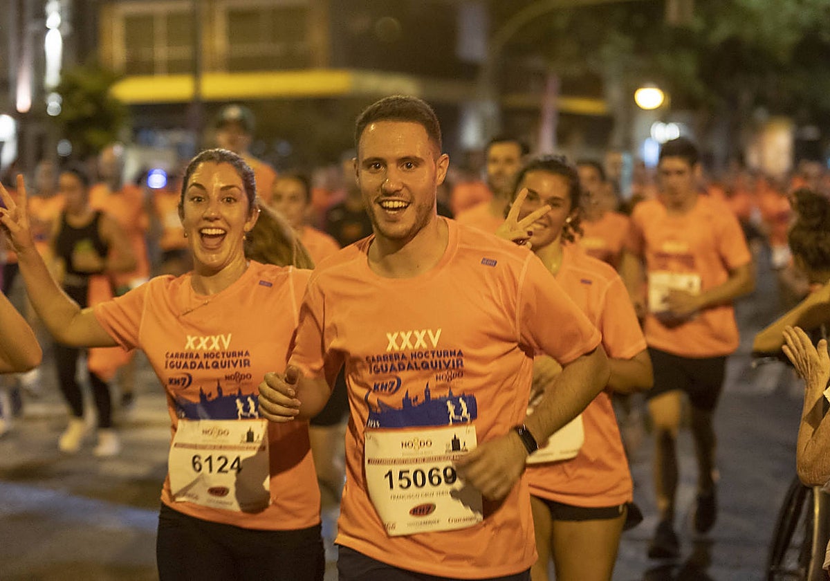 Miles de corredores participan en la Carrera Nocturna de Sevilla 2023