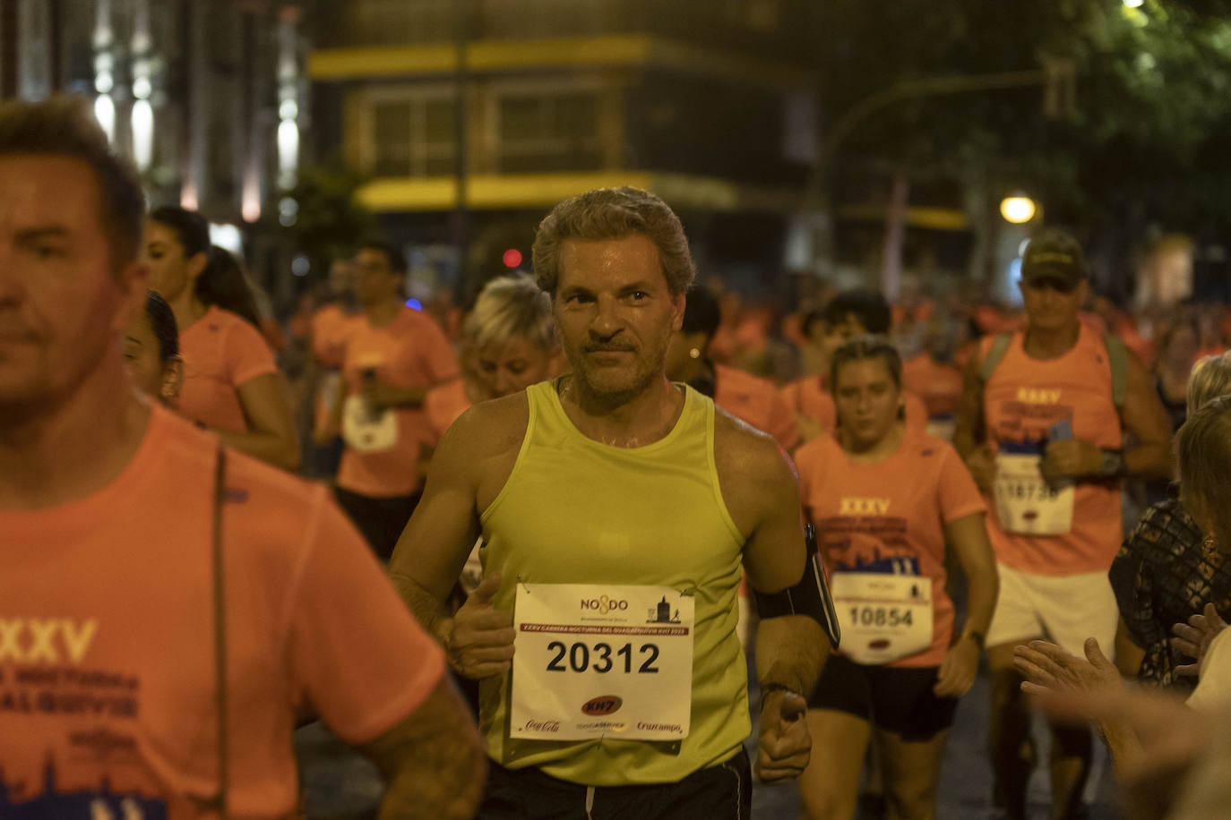 Miles de corredores participan en la Carrera Nocturna de Sevilla 2023