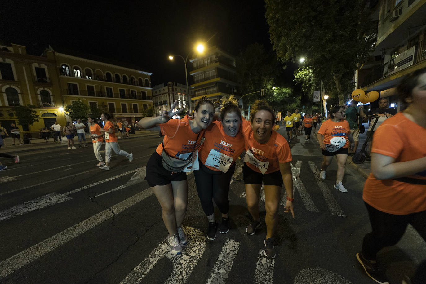 Miles de corredores participan en la Carrera Nocturna de Sevilla 2023