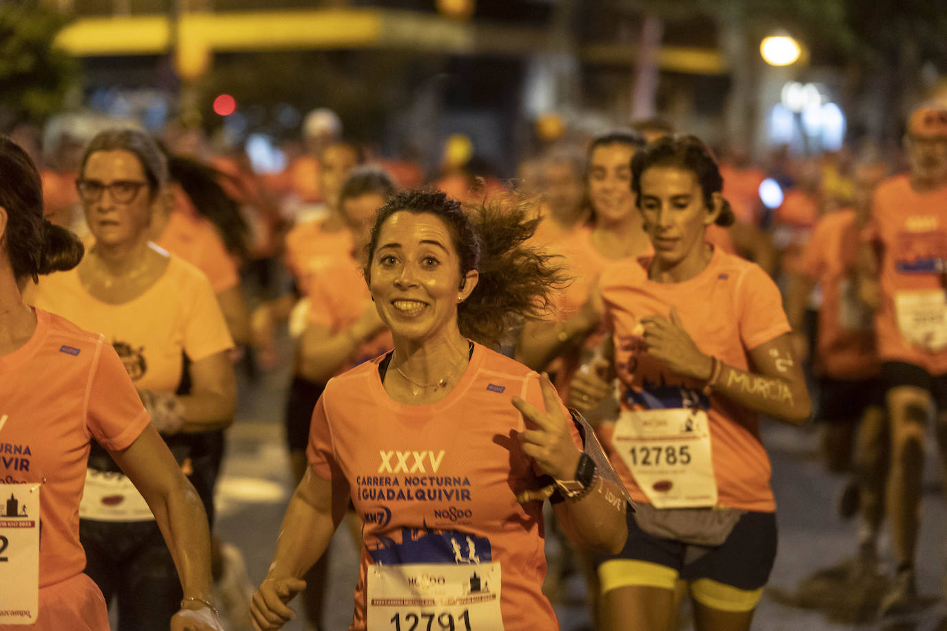 Miles de corredores participan en la Carrera Nocturna de Sevilla 2023