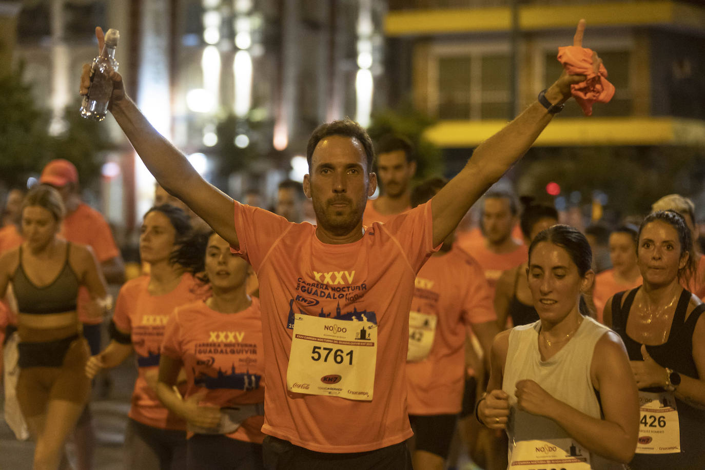 Miles de corredores participan en la Carrera Nocturna de Sevilla 2023