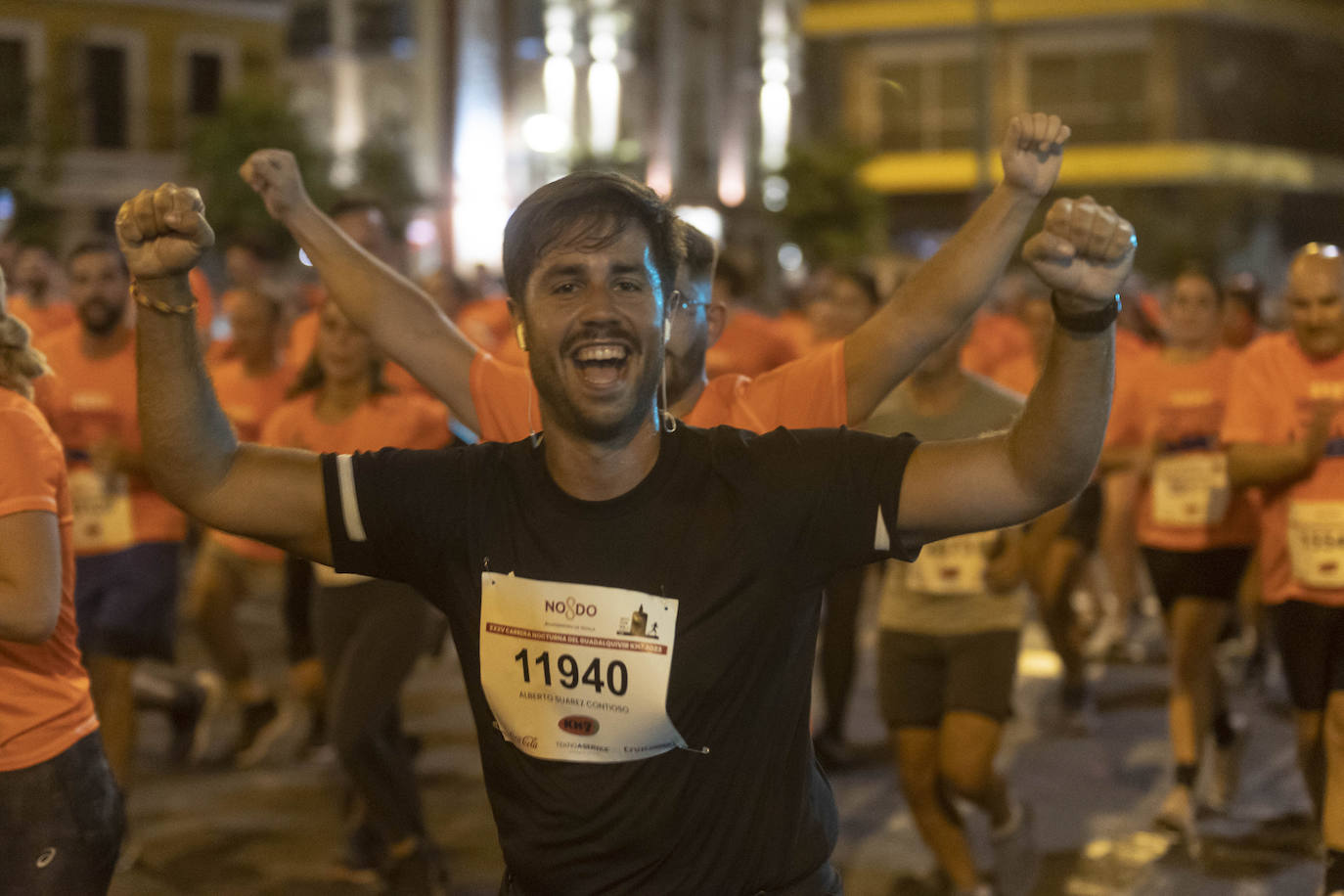 Miles de corredores participan en la Carrera Nocturna de Sevilla 2023