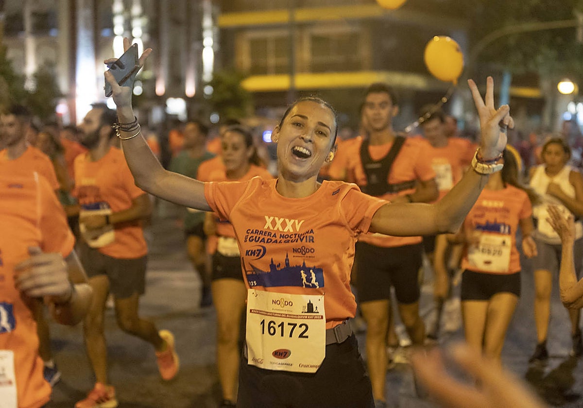Miles de corredores participan en la Carrera Nocturna de Sevilla 2023