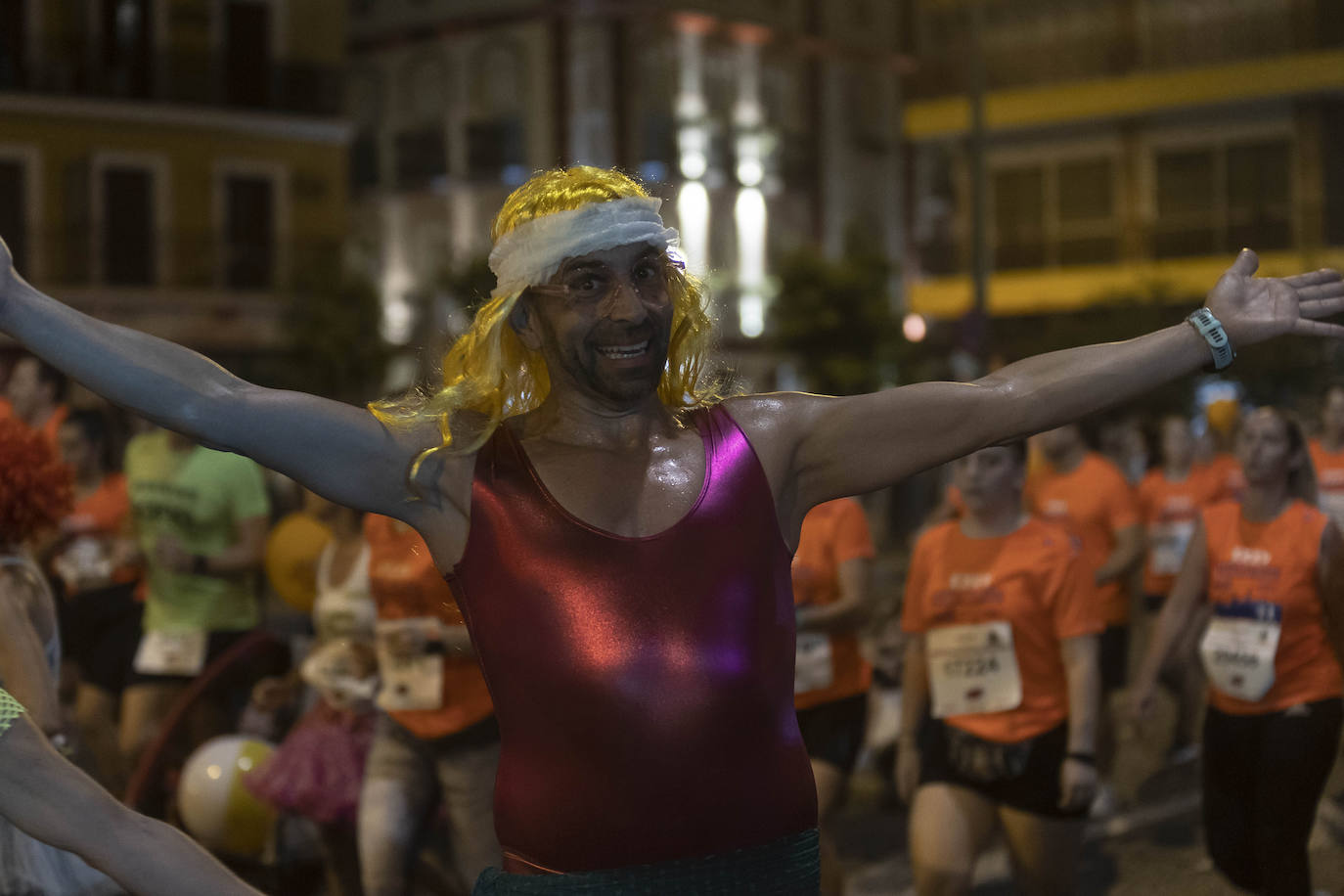 Miles de corredores participan en la Carrera Nocturna de Sevilla 2023