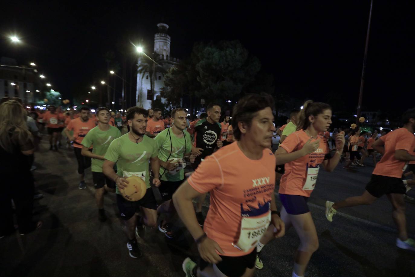 Miles de corredores participan en la Carrera Nocturna de Sevilla 2023
