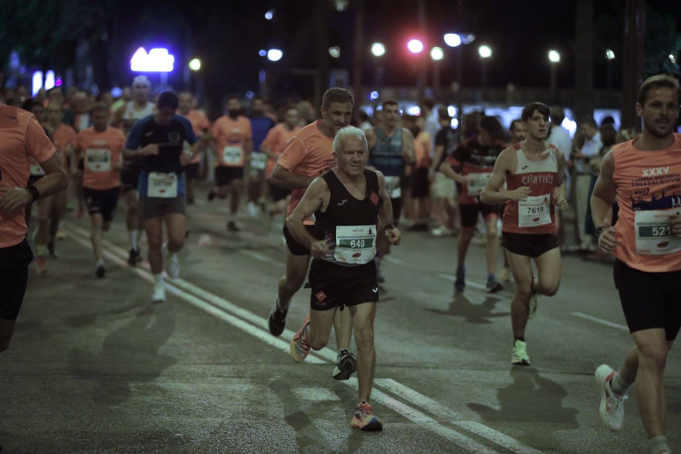 Miles de corredores participan en la Carrera Nocturna de Sevilla 2023