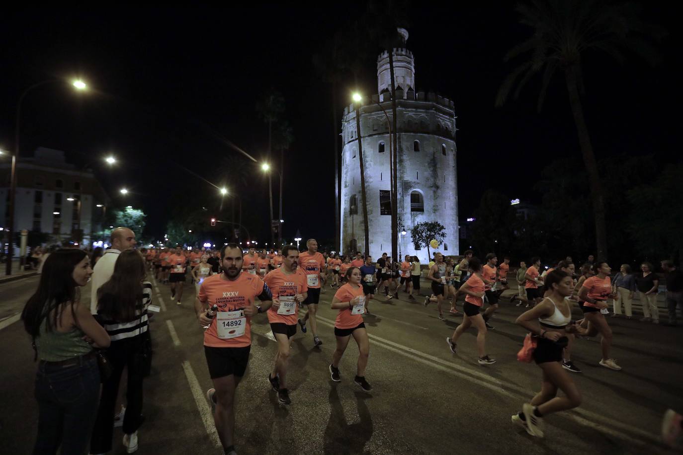 Miles de corredores participan en la Carrera Nocturna de Sevilla 2023