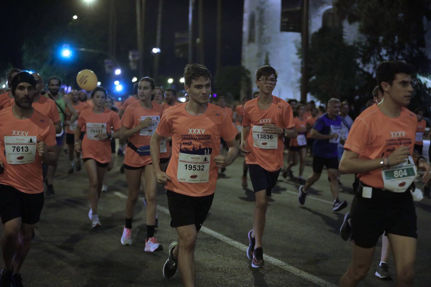 Miles de corredores participan en la Carrera Nocturna de Sevilla 2023