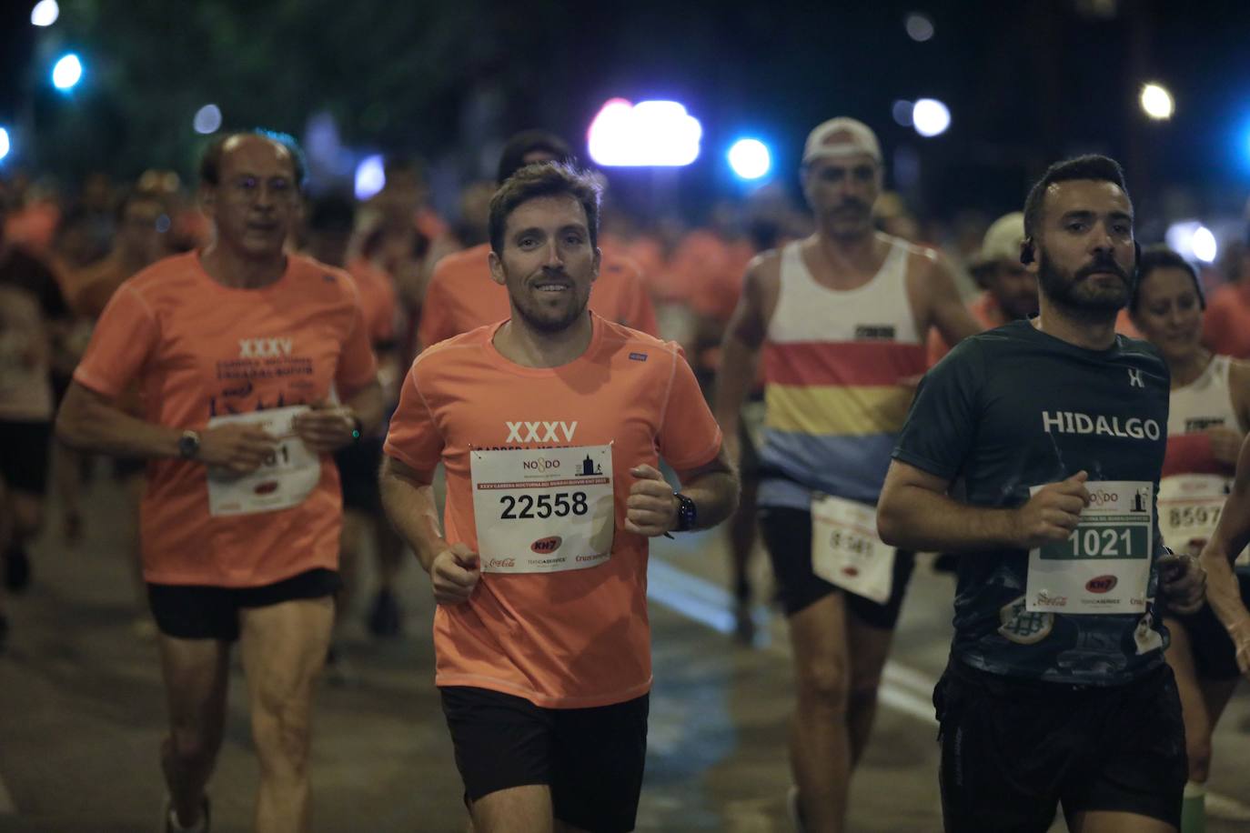 Miles de corredores participan en la Carrera Nocturna de Sevilla 2023