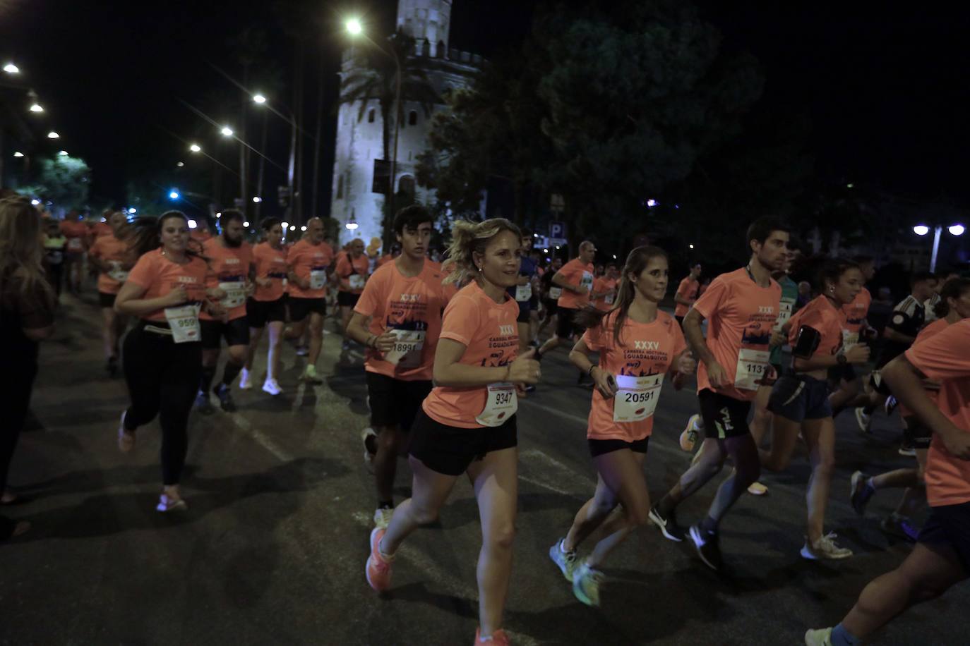 Miles de corredores participan en la Carrera Nocturna de Sevilla 2023