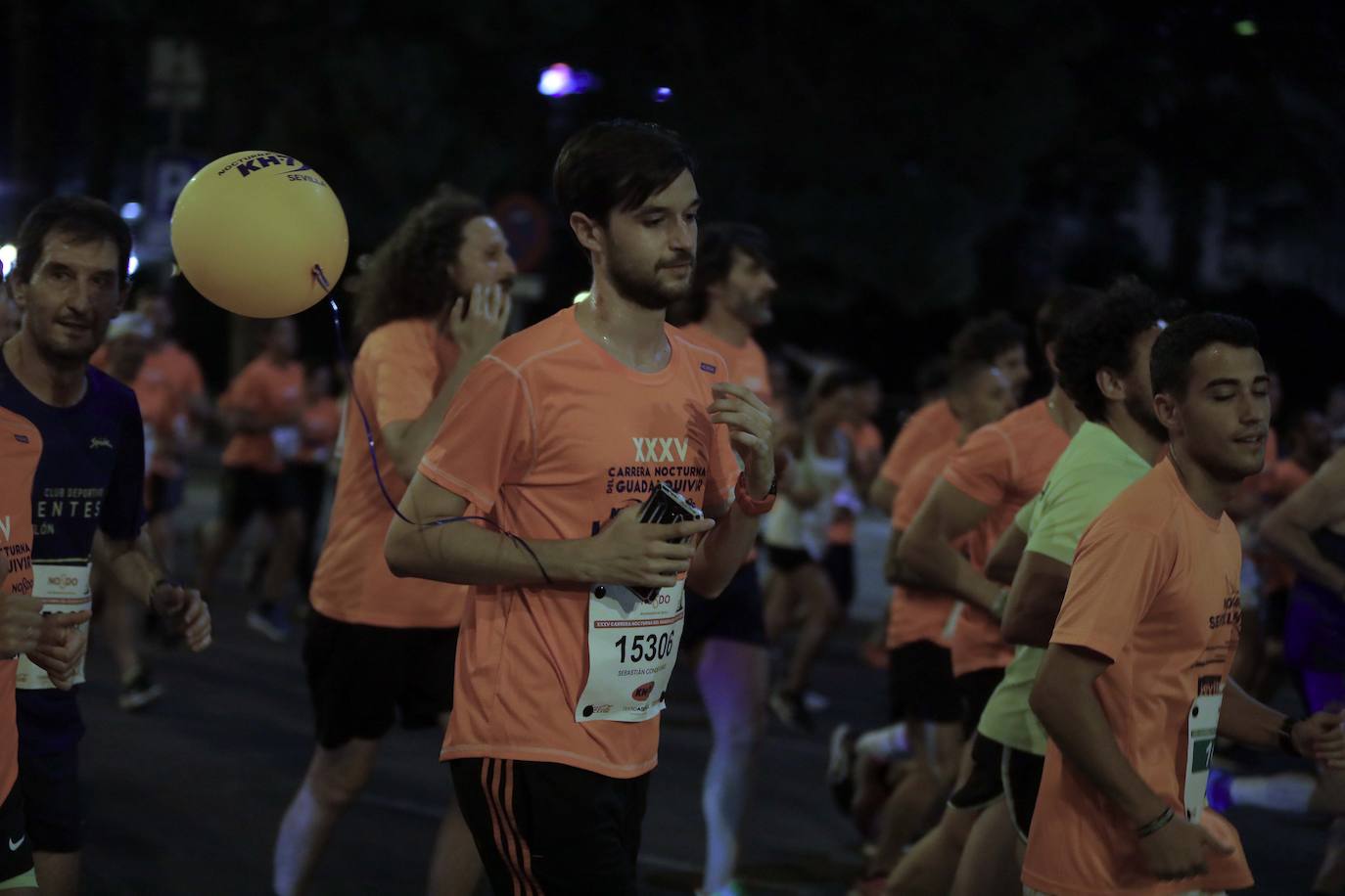 Miles de corredores participan en la Carrera Nocturna de Sevilla 2023