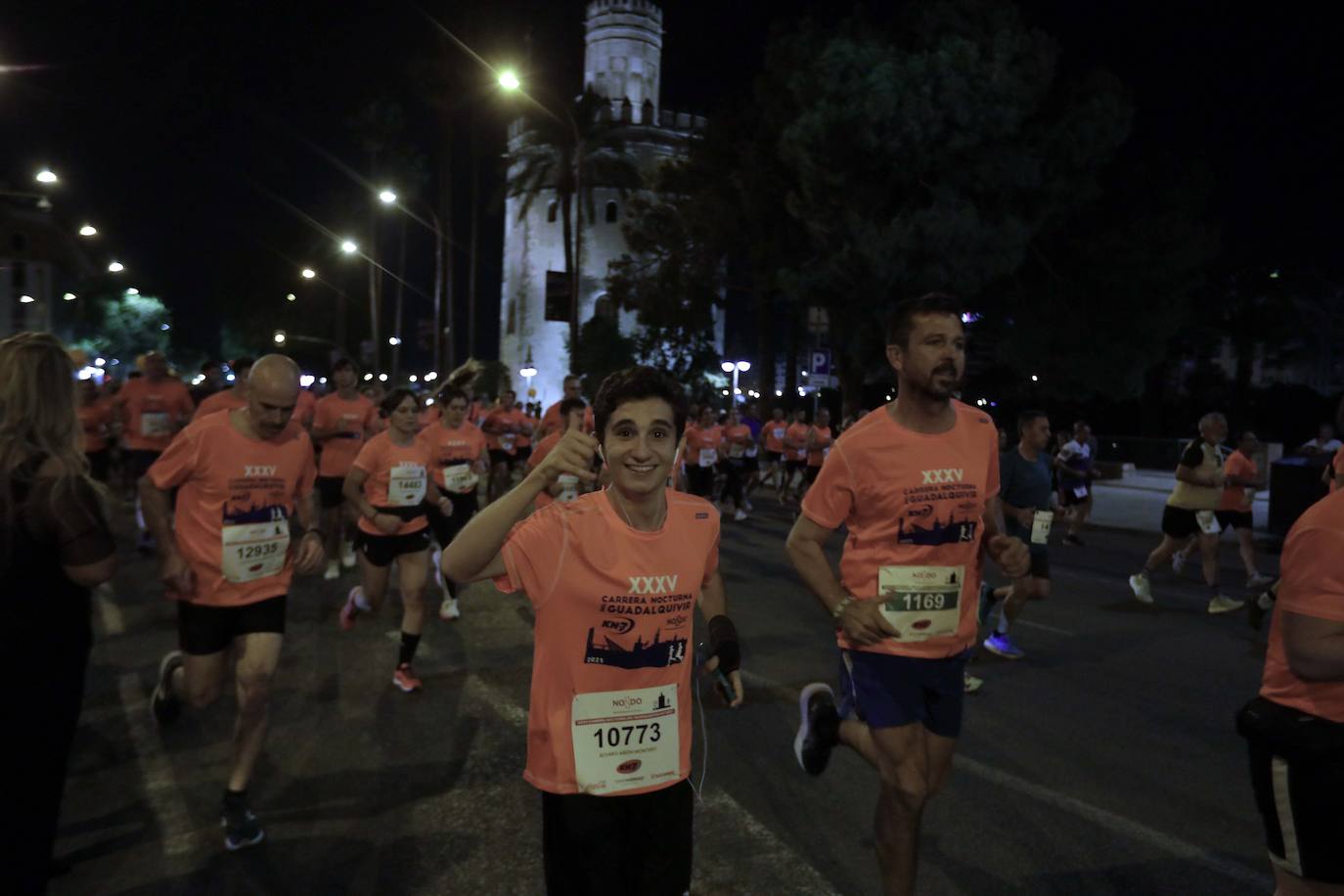Miles de corredores participan en la Carrera Nocturna de Sevilla 2023
