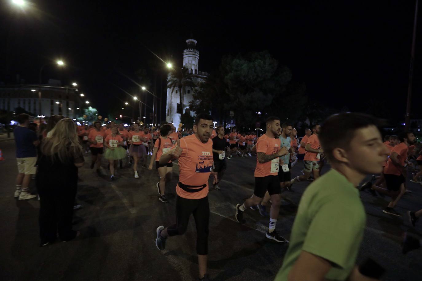 Miles de corredores participan en la Carrera Nocturna de Sevilla 2023