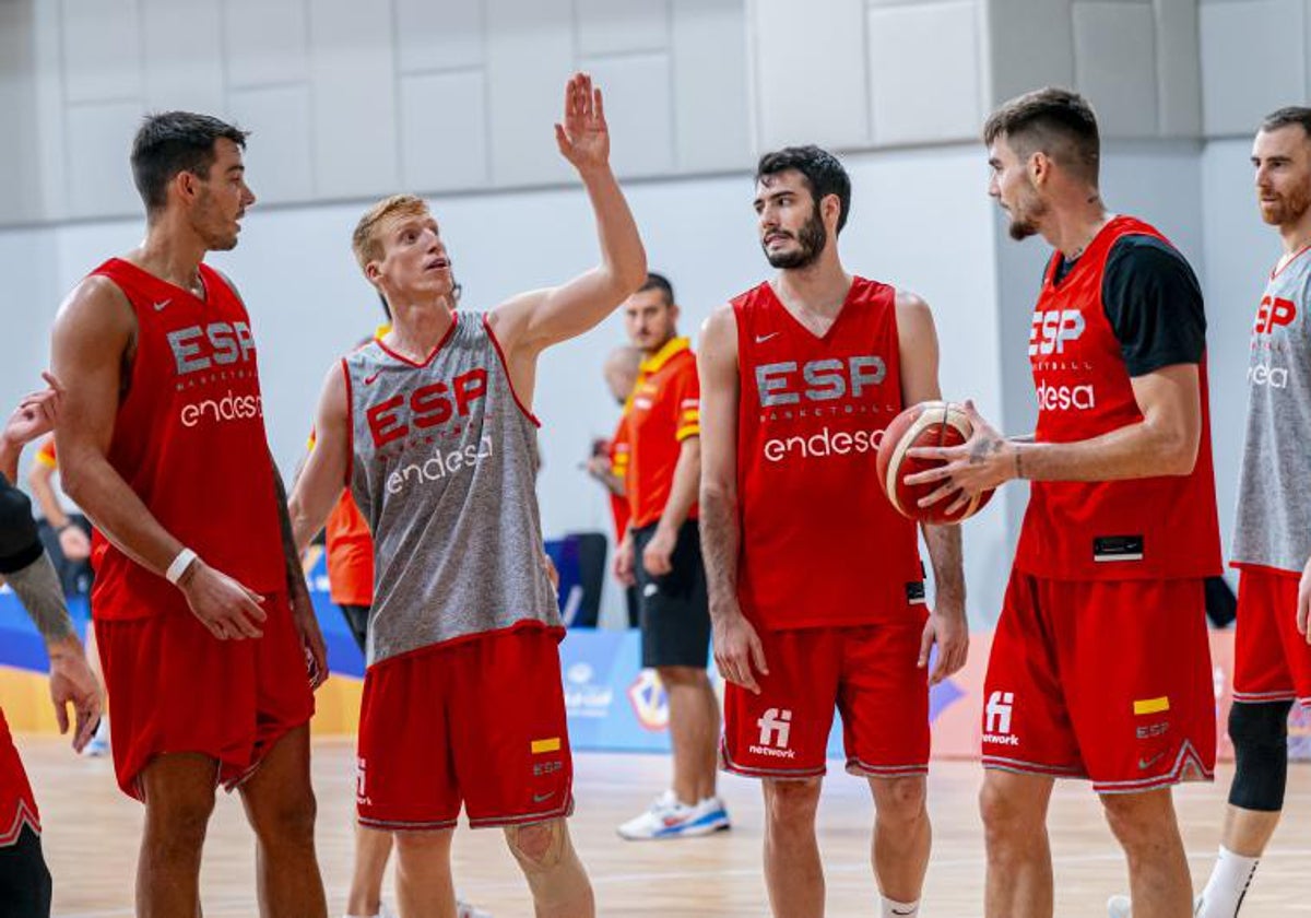 Los hermanos Hernangómez, Abrines, Brizuela y Víctor Claver durante un entrenamiento de la selección