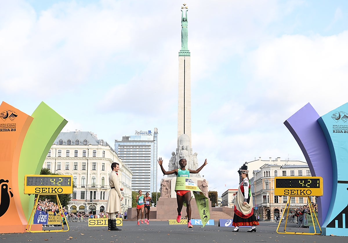 Diribe Welteji, nueva campeona y plusmarquista mundial de la milla