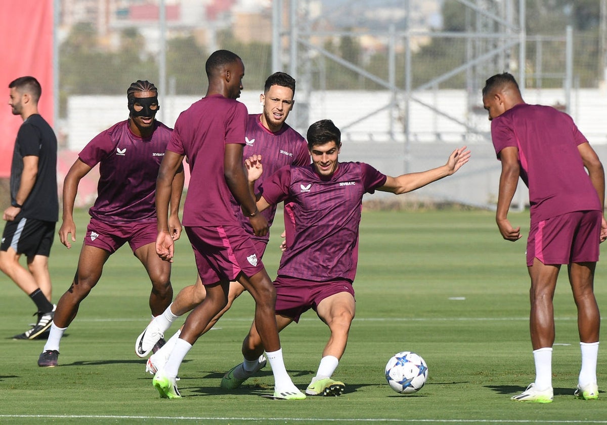 Varios futbolistas del Sevilla, durante un entrenamiento