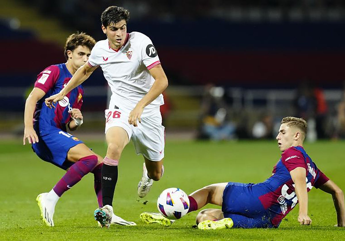 Juanlu despista a Fermín mientras Joao Félix llega tarde a tapar al joven sevillista