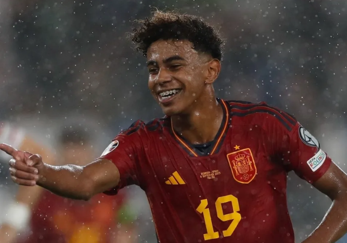 Lamine Yamal celebra su primer gol con la selección absoluta