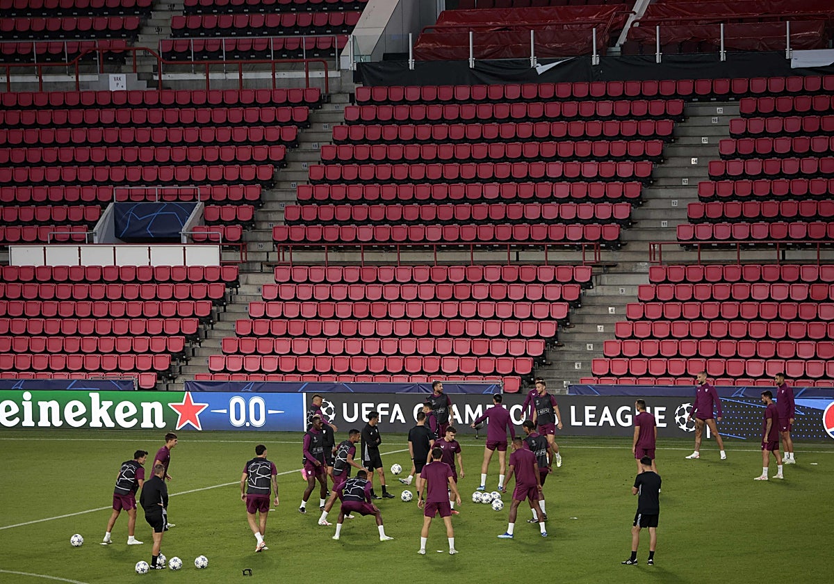 Los jugadores del Sevilla entrenan en el PSV Stadion de Eindhoven
