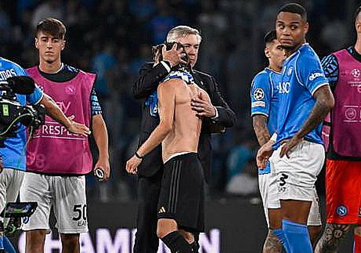 Modric y Ancelotti, abrazándose tras el final del Nápoles-Real Madrid