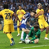 Regalo arbitral a un Barça muy mediocre ante el Oporto