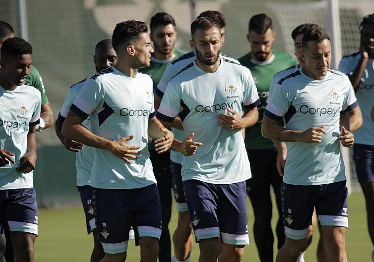Imagen de Pezzella y Bartra durante un entrenamienti