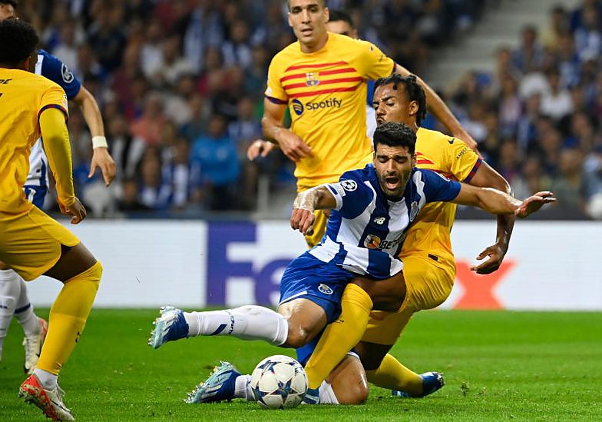 Penalti de Koundé sobre Taremi que no fue sancionado