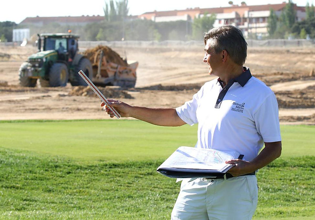 Marco Martín, diseñador de 44 campos por todo el mundo, en plena visita de obra