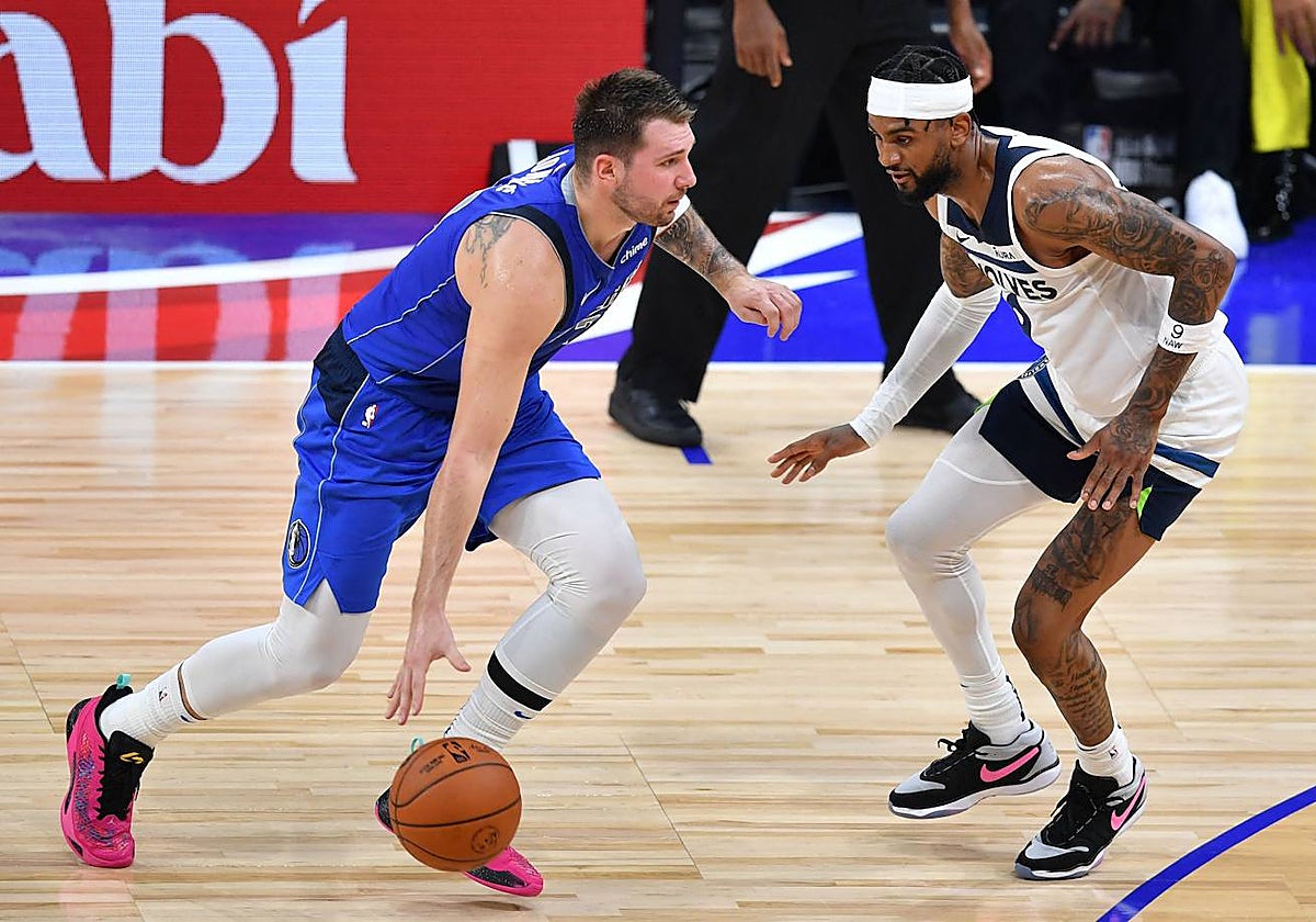 Doncic, defendido por Alexander-Walker en un partido de pretemporada