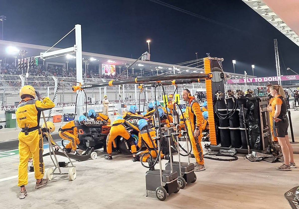 Parada de un McLaren en su garaje