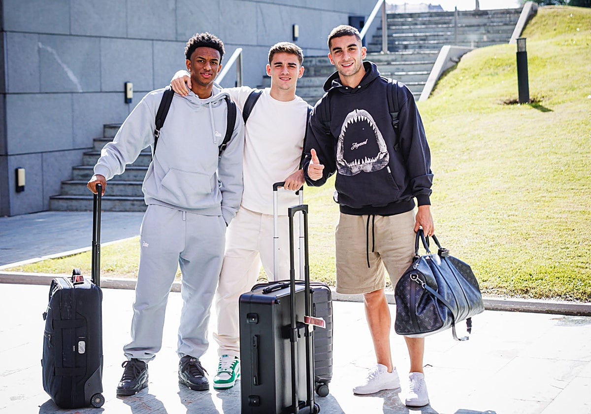 Balde, Gavi y Ferrán, a su llegada a Las Rozas