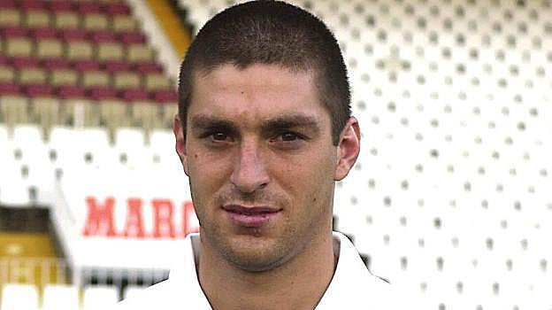 Diego Alonso posa con la camiseta del Valencia