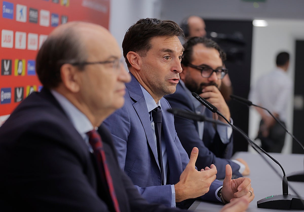 Diego Alonso, durante su presentación con el Sevilla junto a Castro y Orta