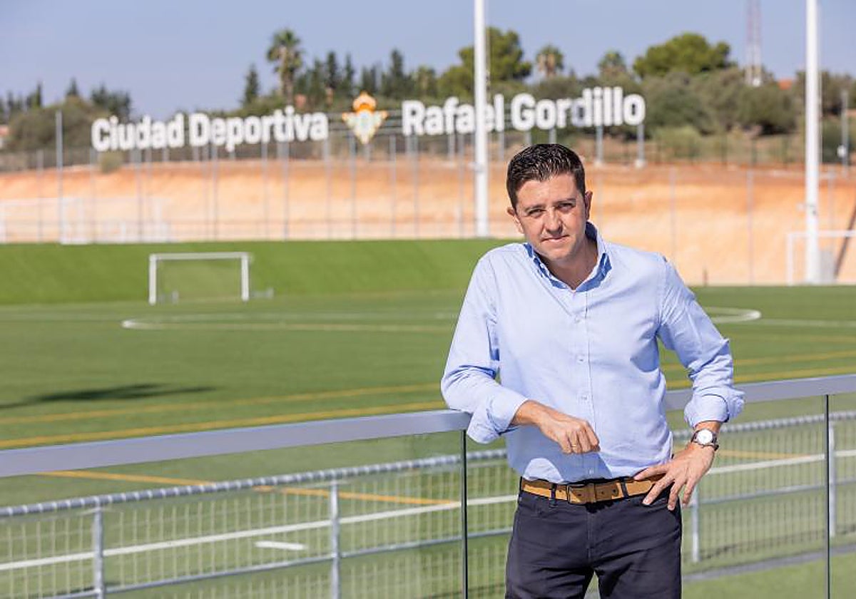 Junto a una de las barandas que ofrece el nombre de la ciudad deportiva Rafael Gordillo, Miguel Calzado posa antes de la entrevista